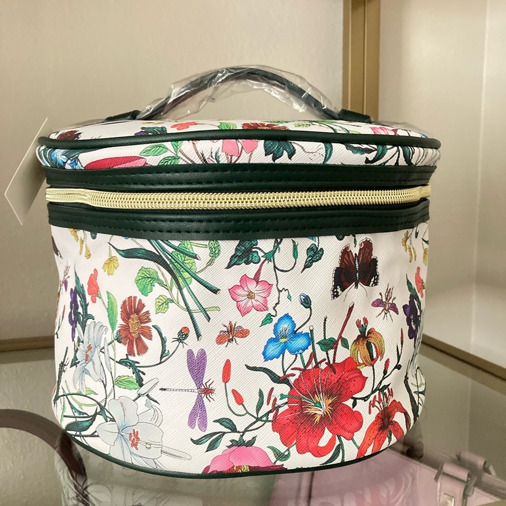 SOLD Bloomingdale's White and Green Travel Bag with Floral Design - Picture 1 of 1